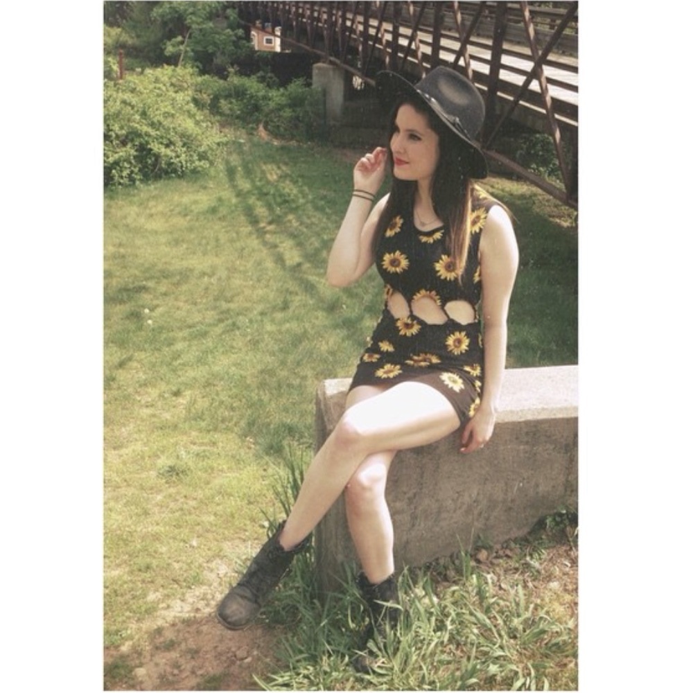 Kendall & kylie sunflower cut out dress - Picture 2 of 5
